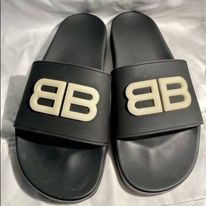 Balenciaga men’s black rubber slides